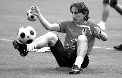 池忠国迎国安生涯200场里程碑，赛前热身获赠纪念球衣